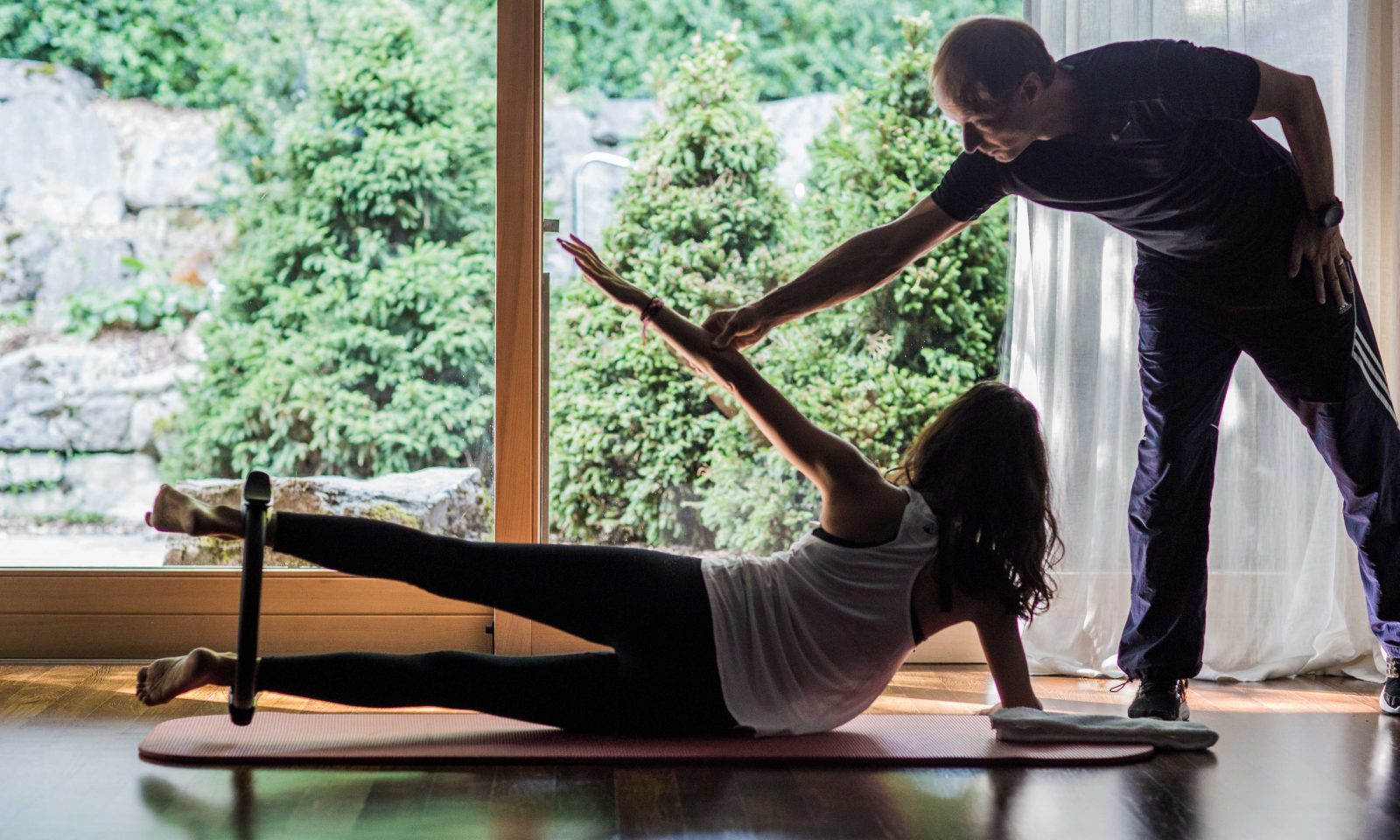 Yoga a 42 graus, pilates ao som de disco e aulas adaptadas ao ciclo  hormonal. 10 experiências de bem-estar para fugir à rotina – Observador